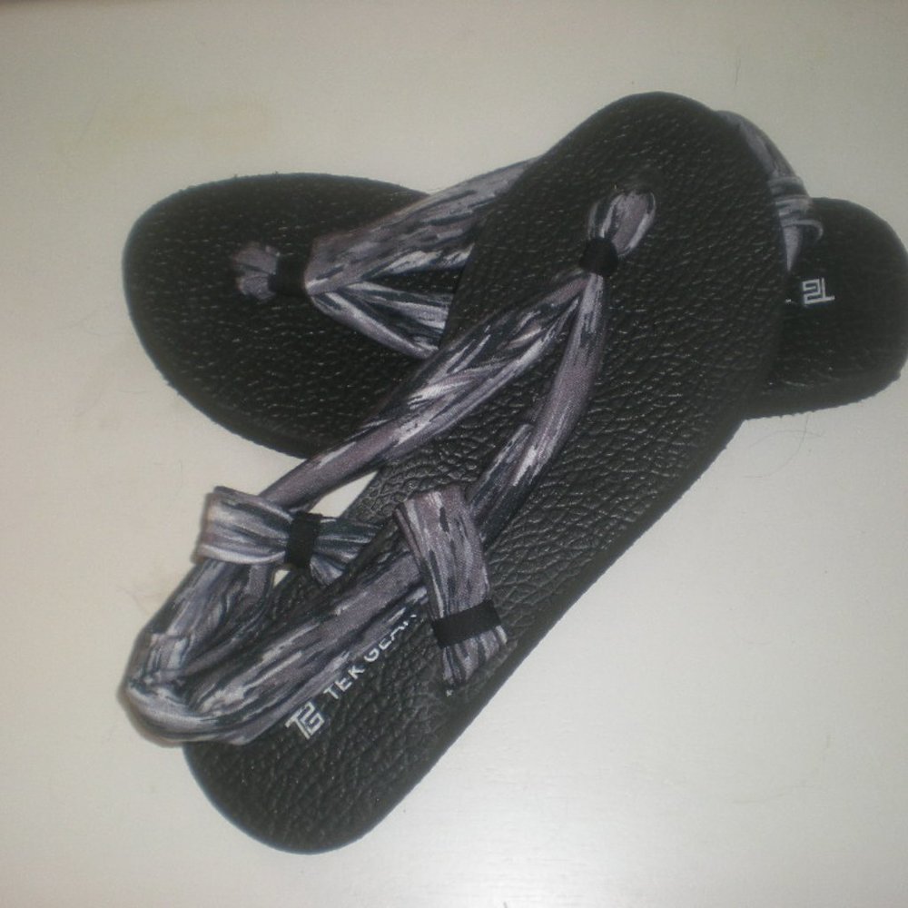 TEK GEAR Brand  sandals  Flip Flops  Size 9 1/2 NWOB